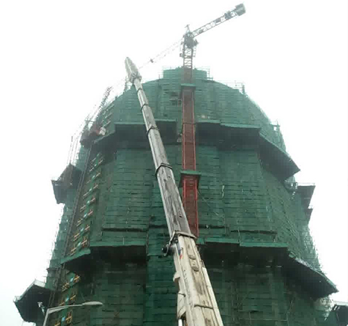 古丈吊车在工地上作业
